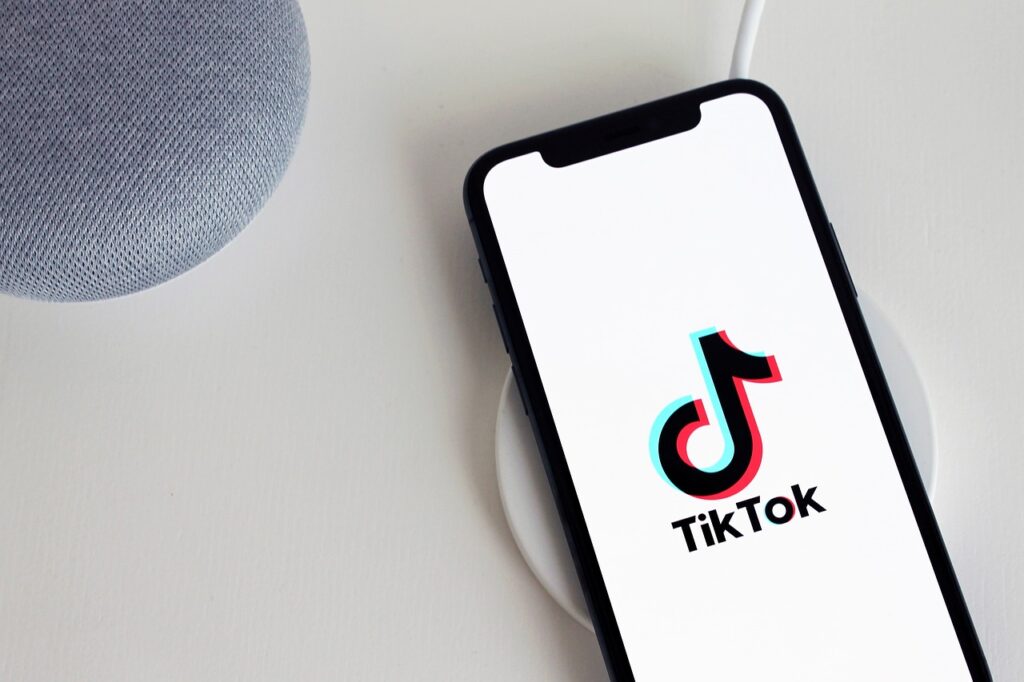 El marketing de TikTok también plantea desafíos para las marcas. Dada la naturaleza volátil y acelerada de la plataforma, las estrategias deben ser flexibles y constantemente adaptables para captar la atención de la audiencia en un flujo constante de contenido. Además, la autenticidad y el respeto por la cultura local son fundamentales para evitar reacciones negativas y conflictivas. En general, el marketing de TikTok ha experimentado un auge significativo en Perú y se ha convertido en una herramienta invaluable para las marcas que buscan llegar a una audiencia diversa y comprometida. La plataforma ha demostrado ser particularmente efectiva para conectarse con la juventud de Perú y resaltar la riqueza cultural del país. Pero las marcas deben andar con cuidado y mantenerse al día con las tendencias cambiantes para aprovechar todo el potencial de TikTok como parte integral de su estrategia de marketing digital.