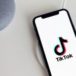 El marketing de TikTok también plantea desafíos para las marcas. Dada la naturaleza volátil y acelerada de la plataforma, las estrategias deben ser flexibles y constantemente adaptables para captar la atención de la audiencia en un flujo constante de contenido. Además, la autenticidad y el respeto por la cultura local son fundamentales para evitar reacciones negativas y conflictivas. En general, el marketing de TikTok ha experimentado un auge significativo en Perú y se ha convertido en una herramienta invaluable para las marcas que buscan llegar a una audiencia diversa y comprometida. La plataforma ha demostrado ser particularmente efectiva para conectarse con la juventud de Perú y resaltar la riqueza cultural del país. Pero las marcas deben andar con cuidado y mantenerse al día con las tendencias cambiantes para aprovechar todo el potencial de TikTok como parte integral de su estrategia de marketing digital.